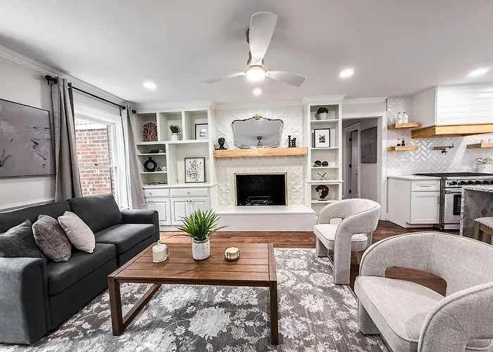 Beautiful Estate In 4 Acres Of Land In Chapel Hill